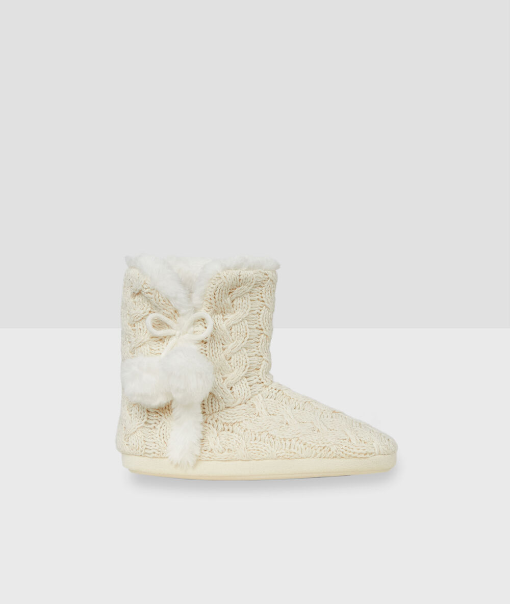 Chaussons bottines fourrés pompons ecru.