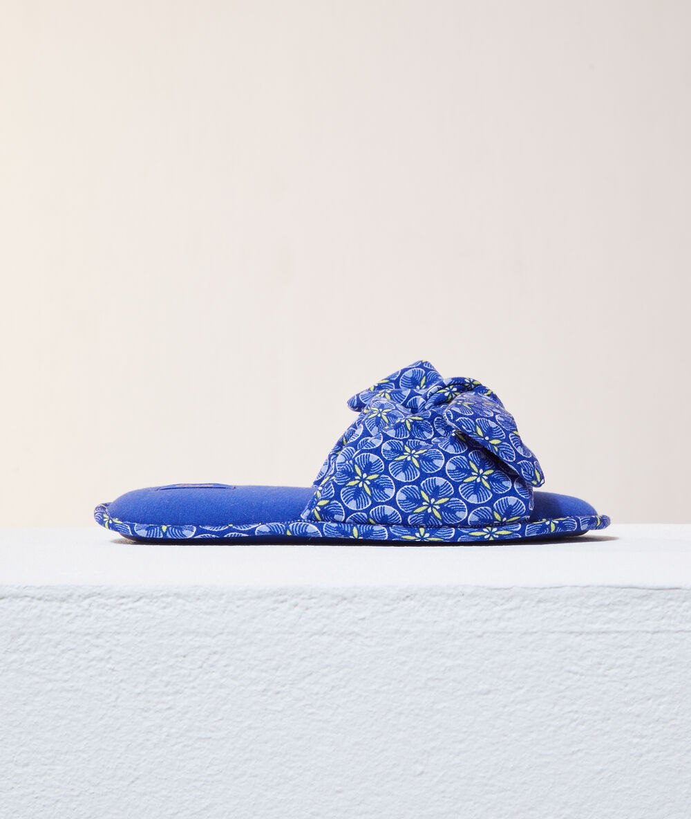 Chaussons tongs avec noeud bleu.
