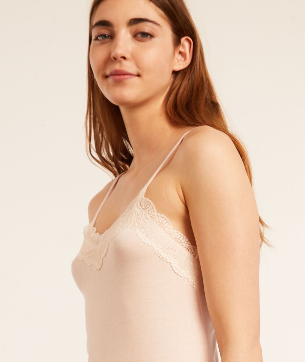 Nuisette détails dentelle rose poudre.