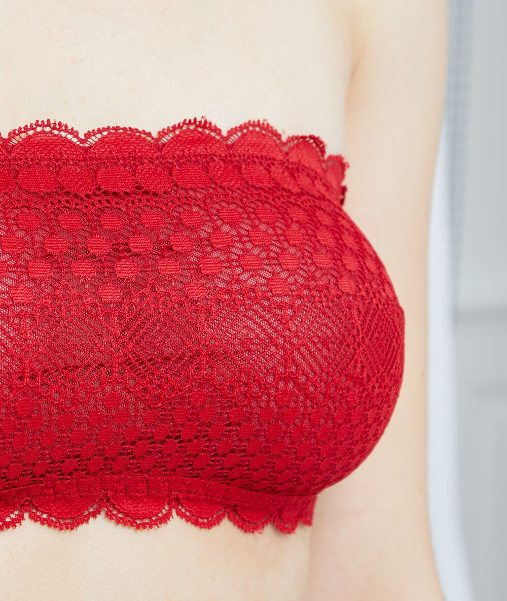 Soutien-gorge bandeau en dentelle rouge.