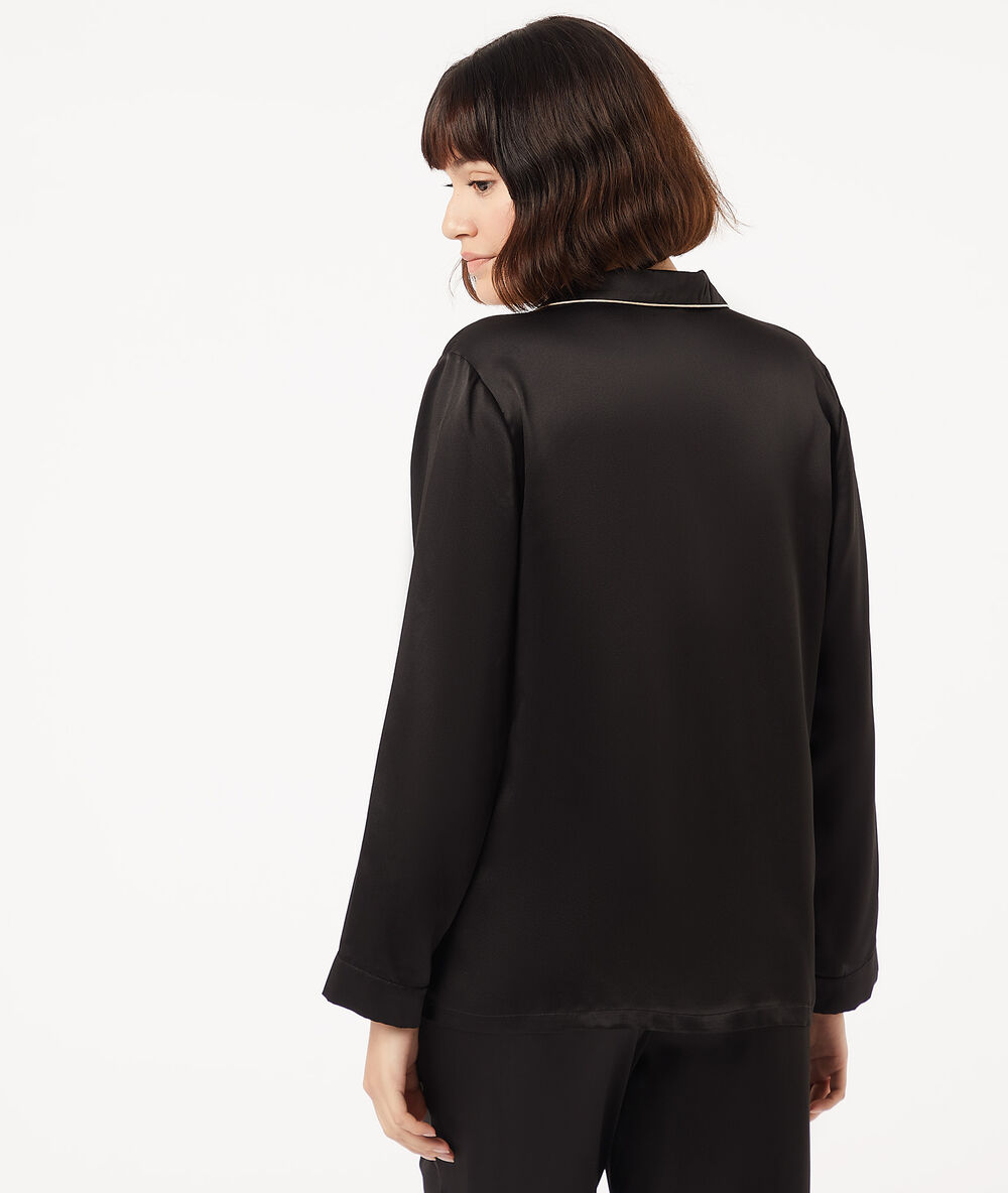 Chemise de pyjama en soie noir.
