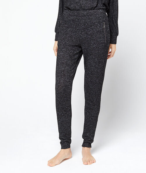 Pantalon loungewear chin&eacute; gris.