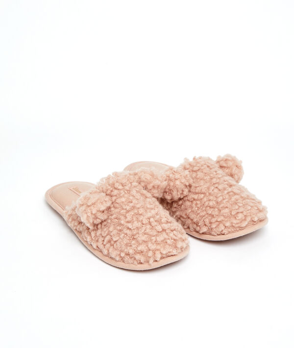 Flauschige pantoffeln mit pompons