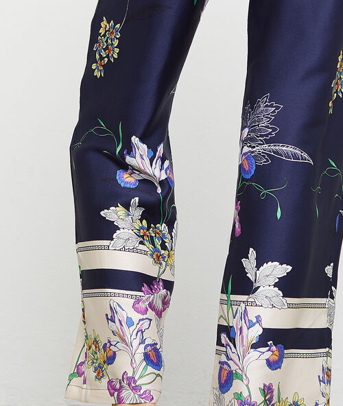 Pantalon satiné imprimé fleuri bleu.