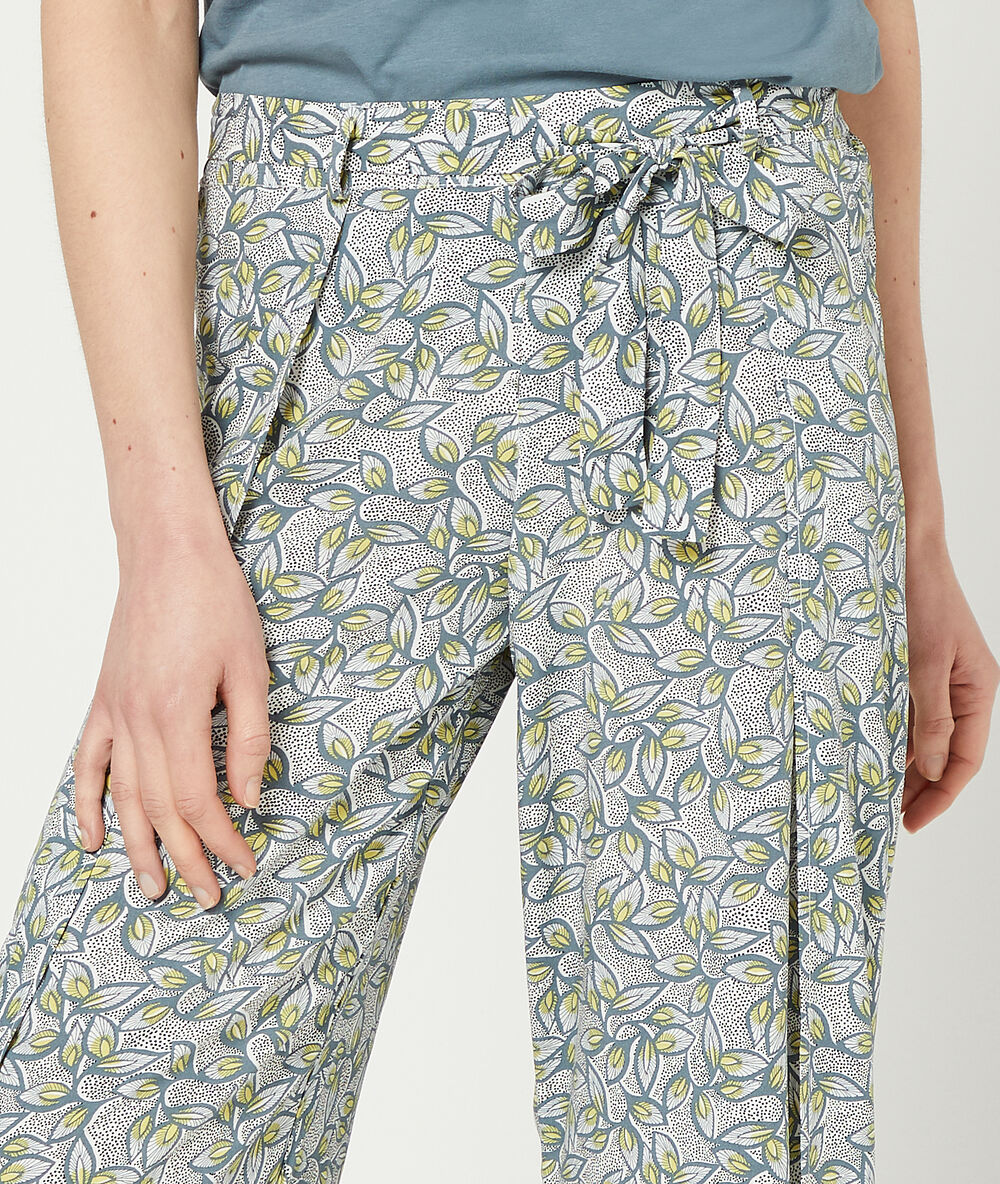 Pantalon imprimé feuillage kaki.
