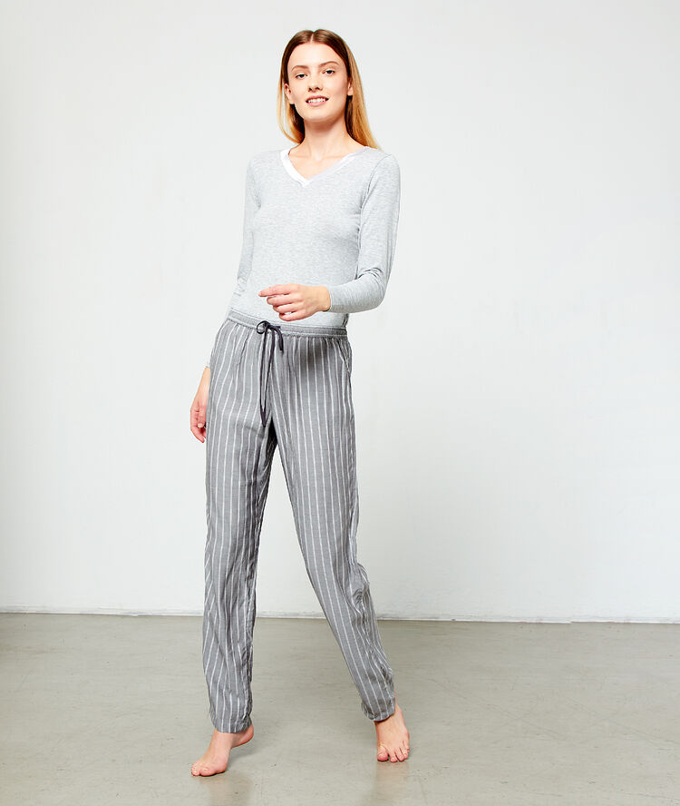 Pantalon rayé gris.