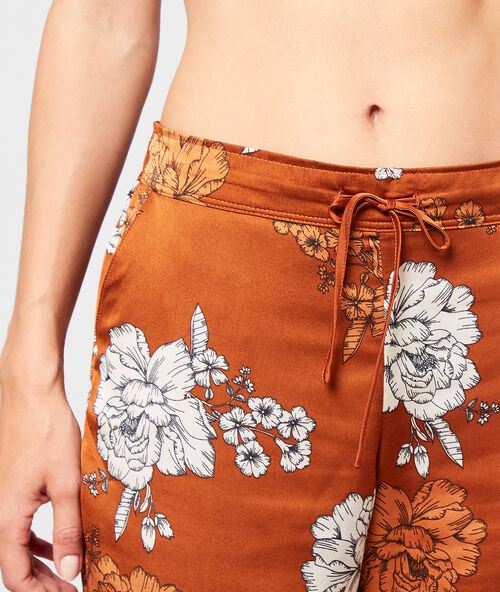Pantalon satiné imprimé floral marron.
