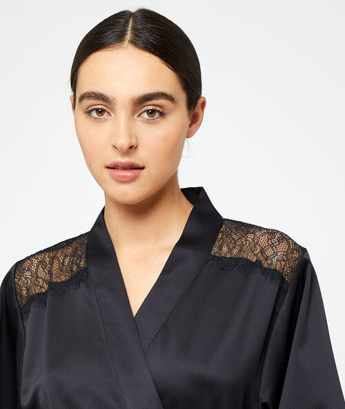 Kimono mit schultern aus seidig schimmerndem material und einem rücken aus spitze schwarz.