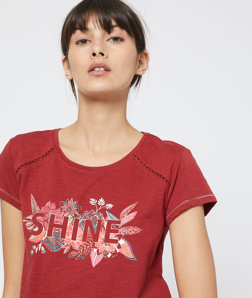 T-shirt imprimé bordeaux.