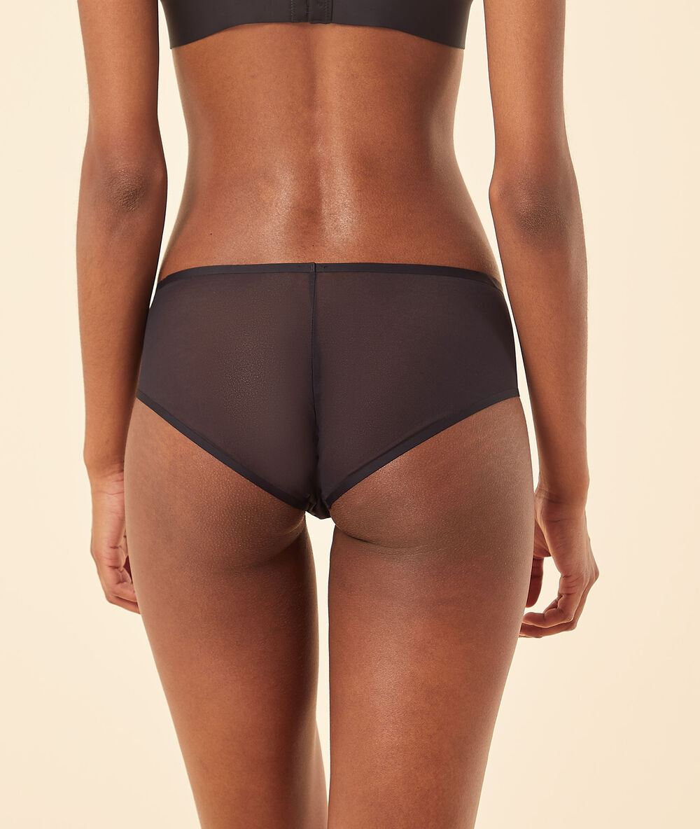 Shorty aus mikrofaser, tüllsäume schwarz.