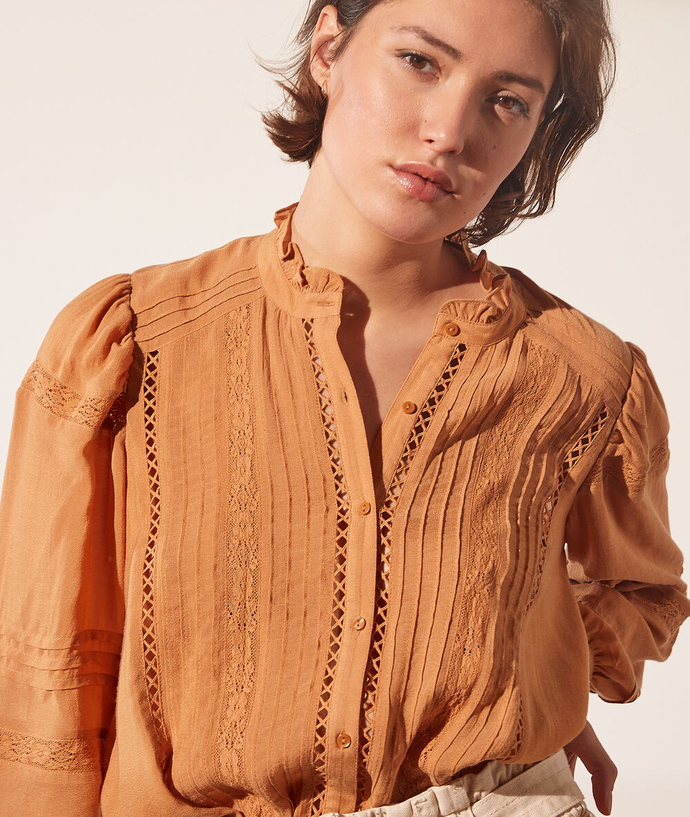 Chemisier avec détails en dentelle camel.