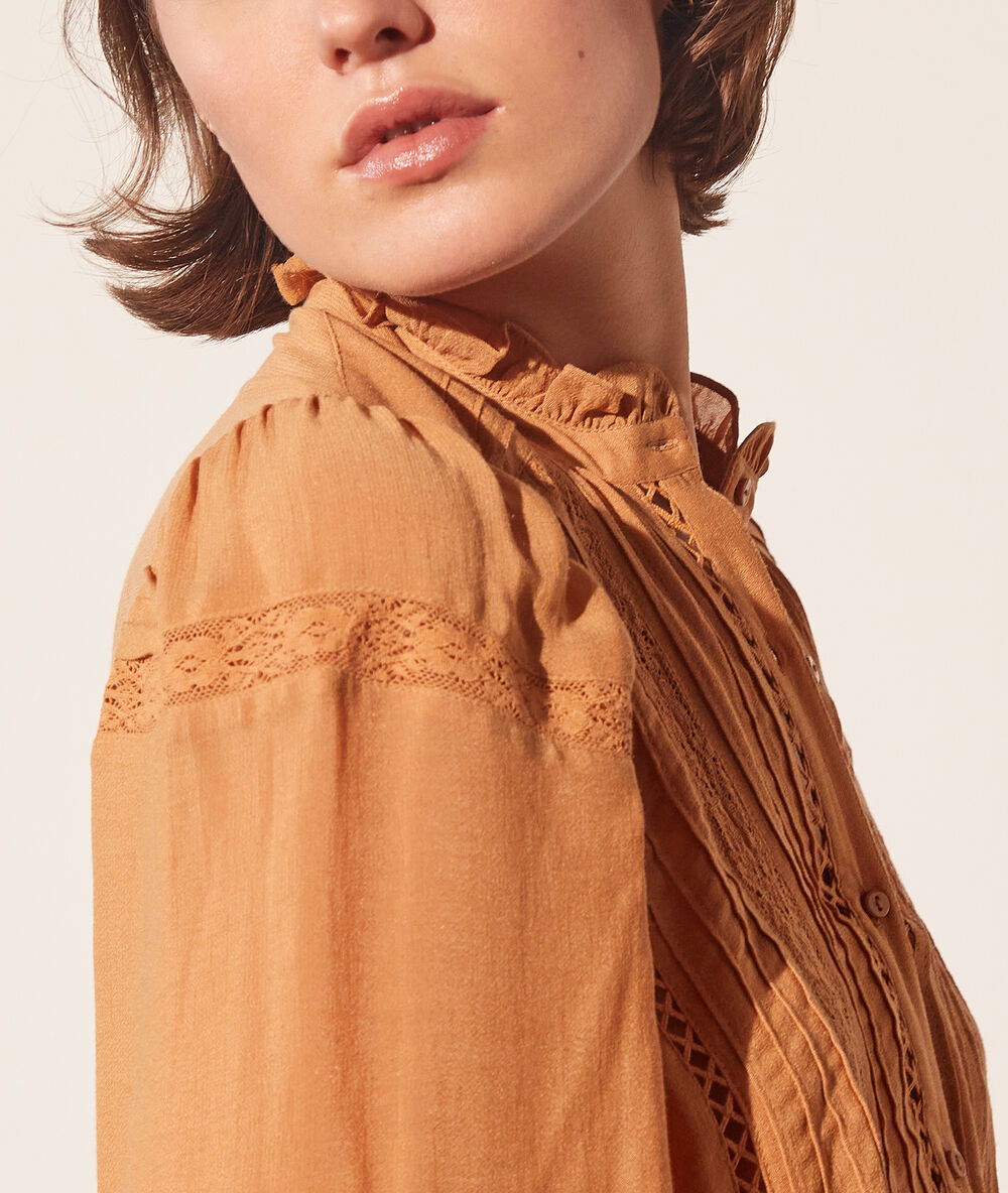 Chemisier avec détails en dentelle camel.