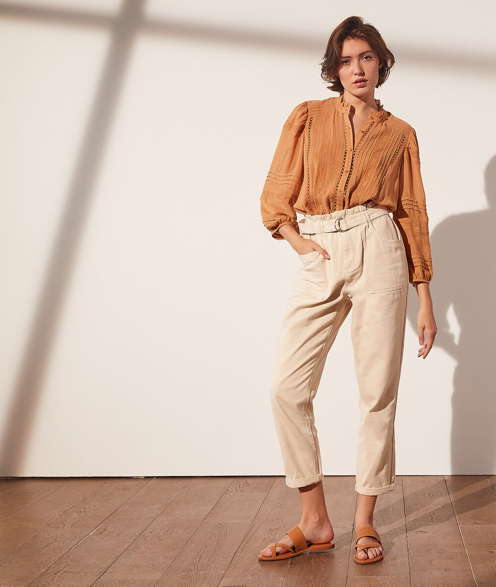 Chemisier avec détails en dentelle camel.